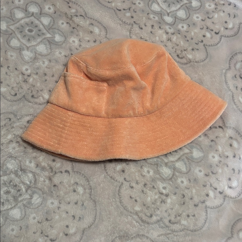 Lack of color peach bucket hat
